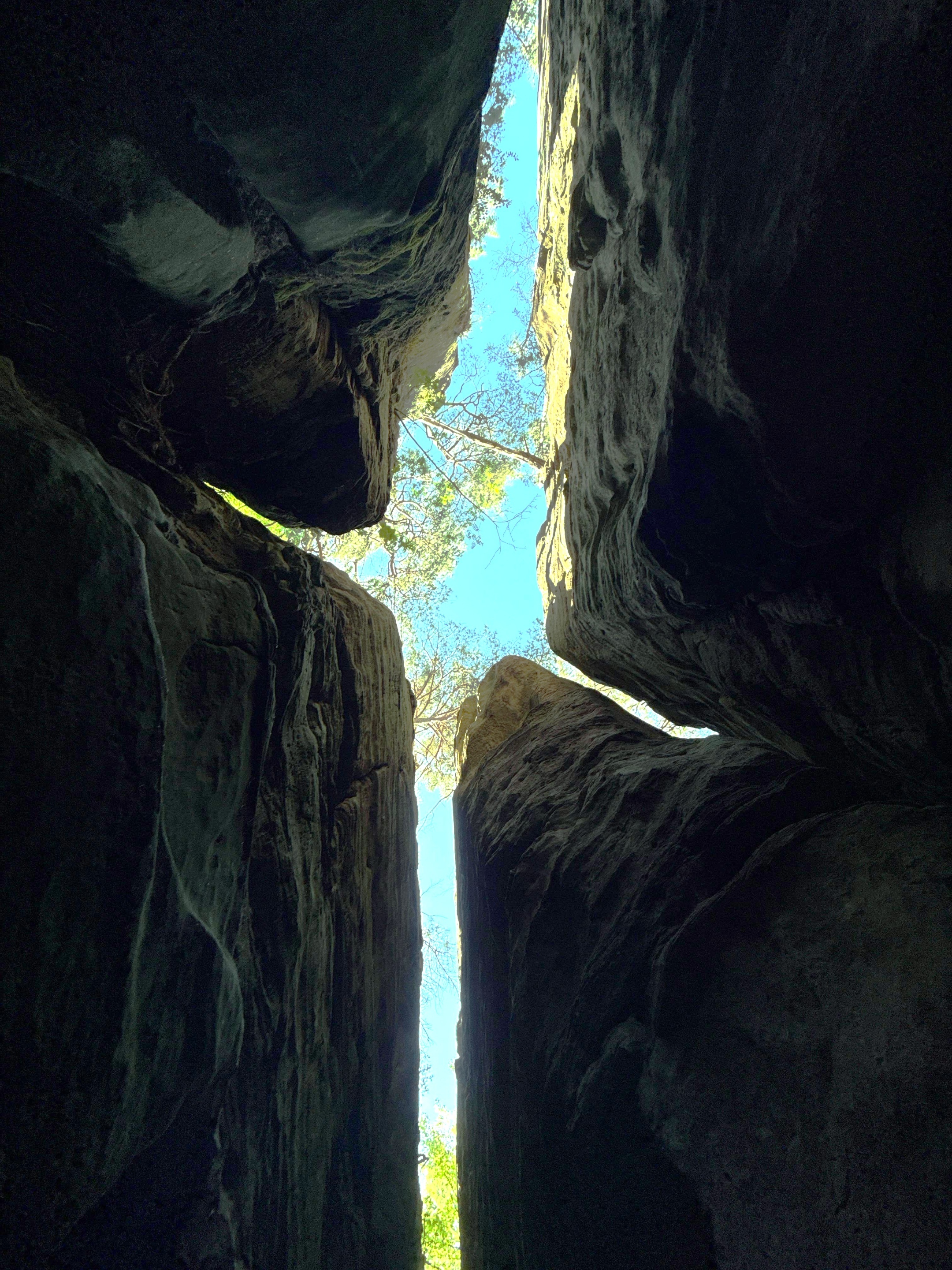 Sonnenlicht zwischen Felsspalte in kreuzform